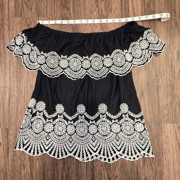 Flowy Black & White Lace Top - Picture 3 of 5